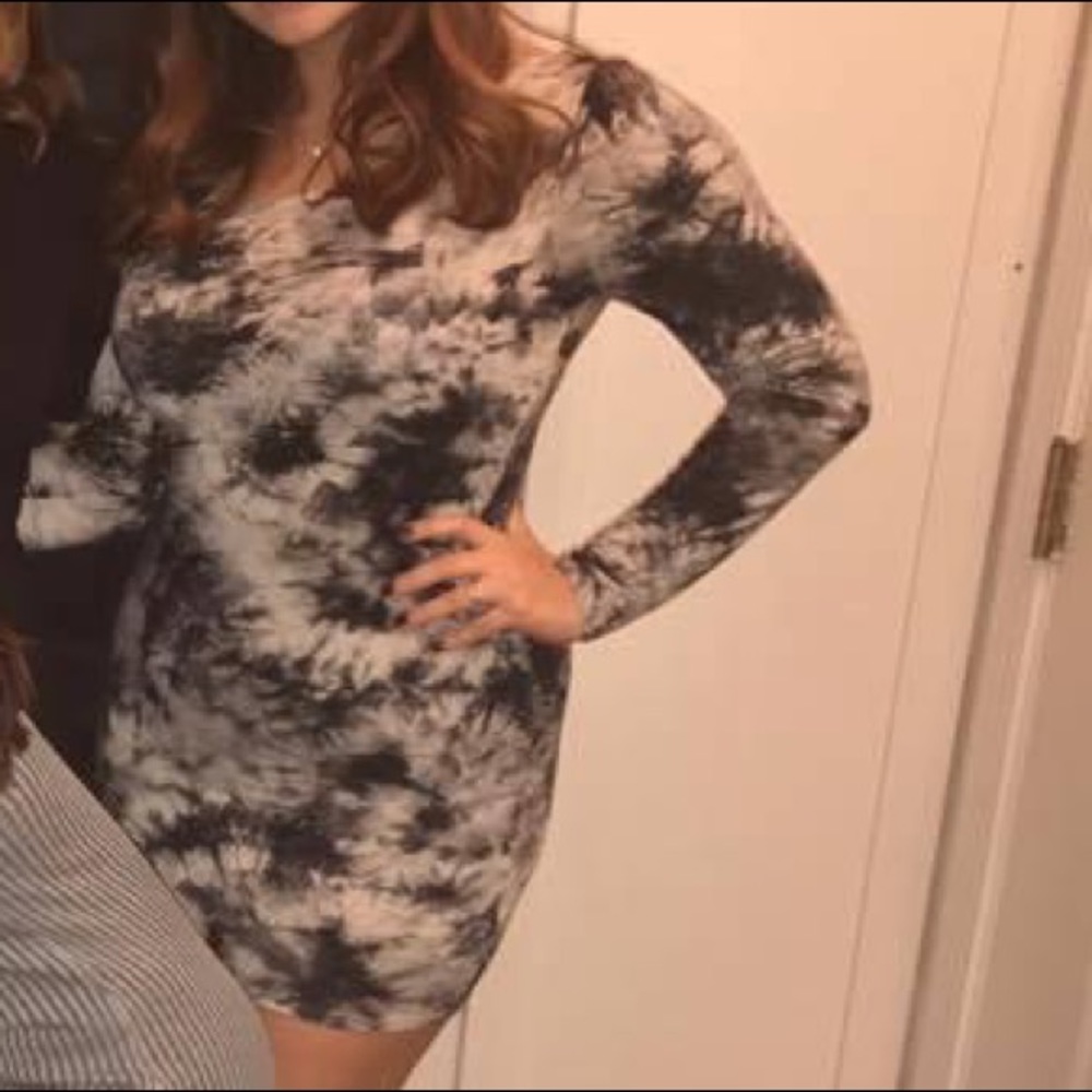 💙3/$45 DRESSES💙Long-sleeved TieDye Stretch Dress